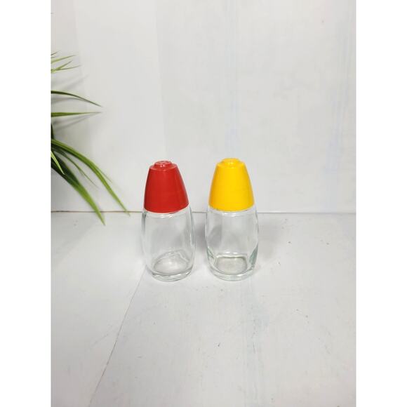 Vintage Gemco Salt and Pepper Shakers, Yellow and Red Plastic Tops Retro Kitchen - Picture 1 of 4